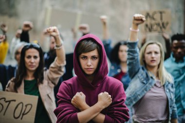 Sokakları, kadınları protesto eden bir grup aktivist yürüyüş ve gösteri konsepti.
