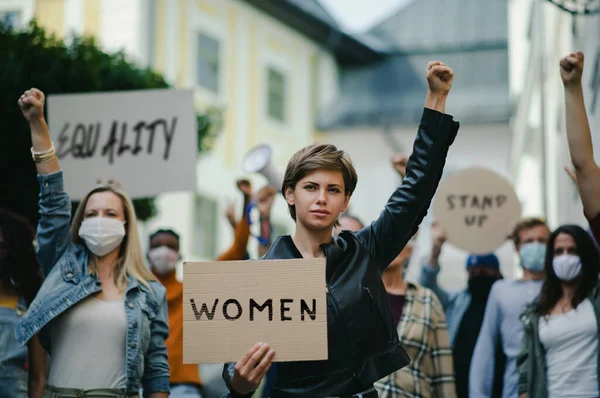 Emberek csoportja az utcán tüntető aktivisták, nők felvonulási és demonstrációs koncepciója. — Stock Fotó