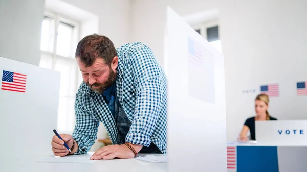 Portrait de l'homme électeur dans le bureau de vote, concept des élections américaines. — Photo