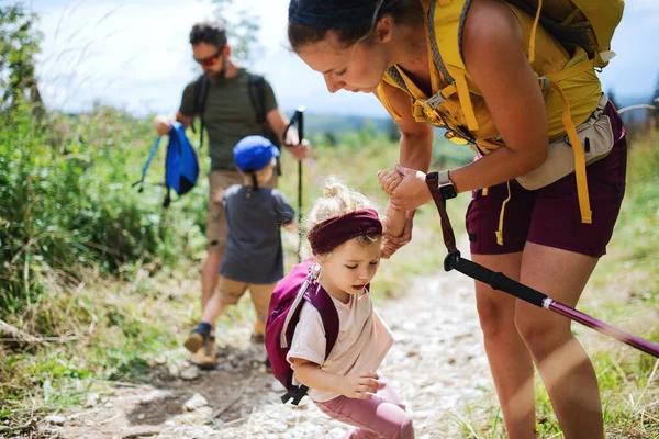 Familjer med upprörda små barn vandrar utomhus i sommarnaturen. — Stockfoto