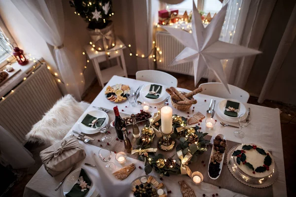 Blick auf den gedeckten Tisch für das Abendessen zur Weihnachtszeit. — Stockfoto