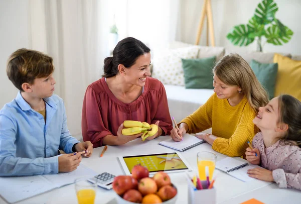 Grupo de niños con educación en el hogar con maestro estudiando en el interior, concepto de coronavirus. — Foto de Stock