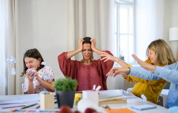 Grupo de niños que se portan mal educando en casa con el profesor estudiando en interiores, concepto de coronavirus. — Foto de Stock