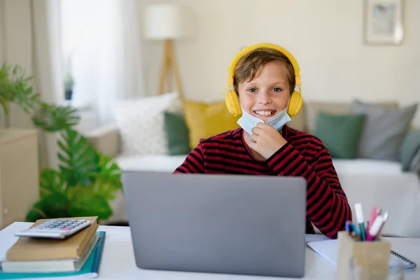 Colegial aprendizaje en línea en el interior de casa, coronavirus concepto. — Foto de Stock