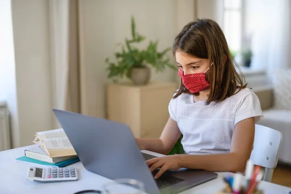 Colegiala aprendizaje en línea en el interior de casa, coronavirus concepto. — Foto de Stock