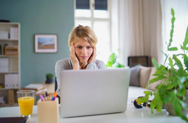 Portrait de femme d'affaires travaillant à l'intérieur dans le bureau au bureau, concept de bureau à domicile. — Photo