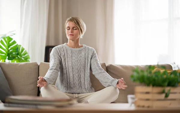 Porträt einer Frau, die zu Hause Yoga, psychische Gesundheit und Meditationskonzept macht. — Stockfoto