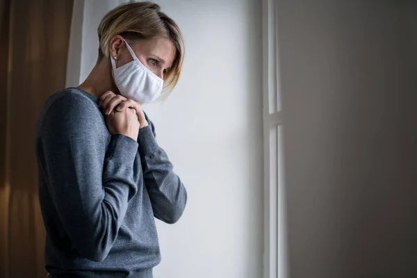 Mulher em casa sentindo-se estressada, saúde mental e conceito de coronavírus. — Fotografia de Stock