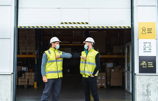 Workers with face mask greeting in front of warehouse, coronavirus concept. — Stock Photo, Image