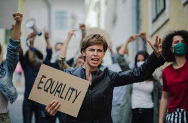 Sokakları, kadınları protesto eden bir grup aktivist yürüyüş ve gösteri konsepti.