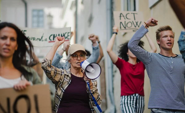 Groep mensen activisten protesteert op straat, staking en demonstratie concept. — Stockfoto