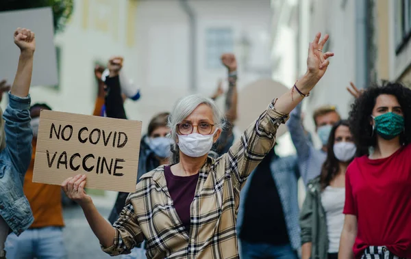 Emberek plakátokkal és plakátokkal nyilvános bemutatón, kovid vakcina és koronavírus koncepció nélkül. — Stock Fotó