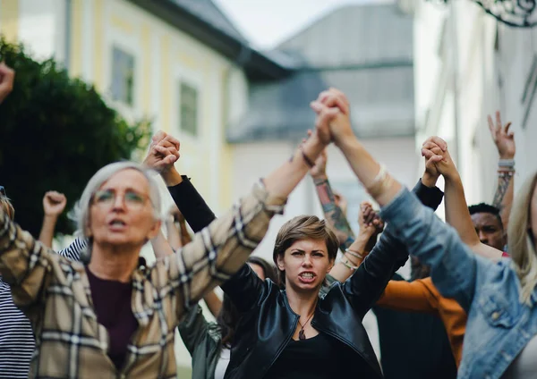 Grupo de pessoas ativistas protestando nas ruas, mulheres marcham e conceito de demonstração. — Fotografia de Stock