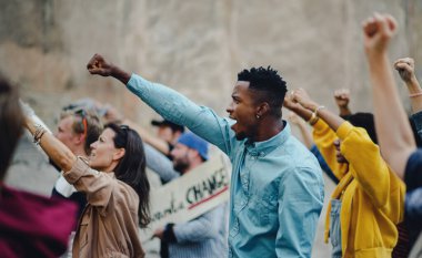 Sokaklarda protesto yapan, yumruklarını kaldırmış bir grup aktivist, BLM gösteri konsepti.