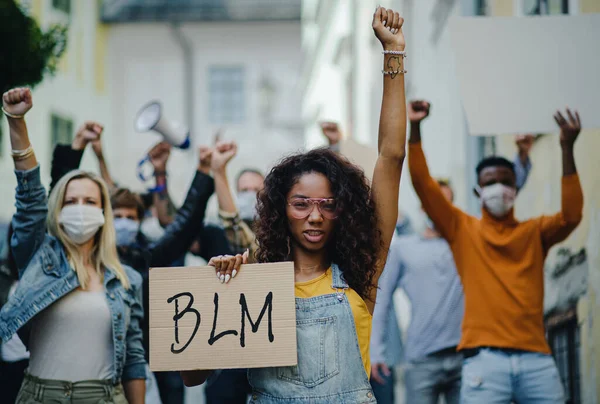 Grupo de pessoas ativistas protestando nas ruas, demonstração BLM e conceito de coronavírus. — Fotografia de Stock