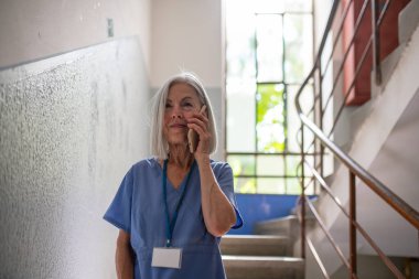 Yaşlı hemşire hastane vardiyasında mola veriyor, ailesini arıyor..