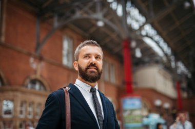 Kostümlü adam metroda treni bekliyor. Boşluğu kopyala.