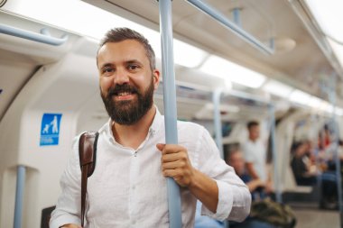Metroda oturan, işe giden bir adam. Şehir seyahati.