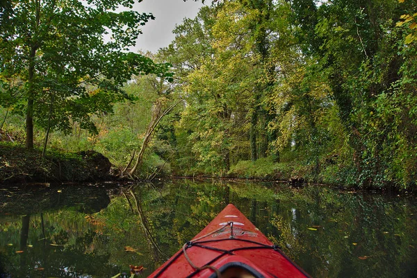 Uma canoa na água — Fotografia de Stock