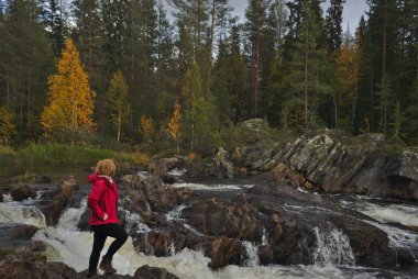 bir kadın doğanın tadını çıkarıyor
