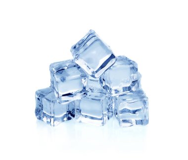 Beyaz zemin üzerinde izole buz küpleri.