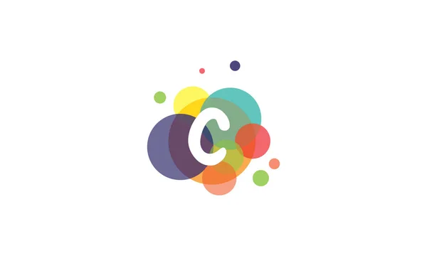 Imagen brillante y colorida de la letra C, sobre el fondo de círculos multicolores . — Vector de stock