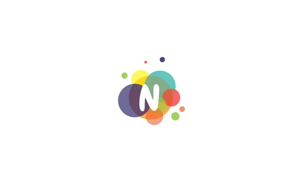 Imagen brillante y colorida de la letra N, sobre el fondo de círculos multicolores . — Vector de stock