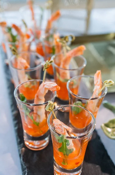 Feestelijke tafel met allerlei hapjes. — Stockfoto