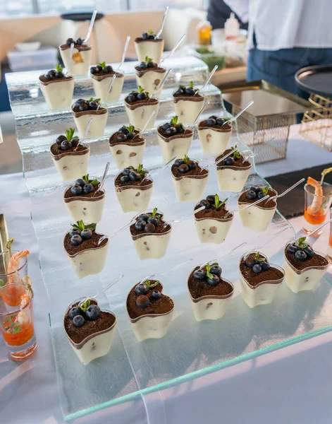 Mesa festiva con una variedad de aperitivos . —  Fotos de Stock