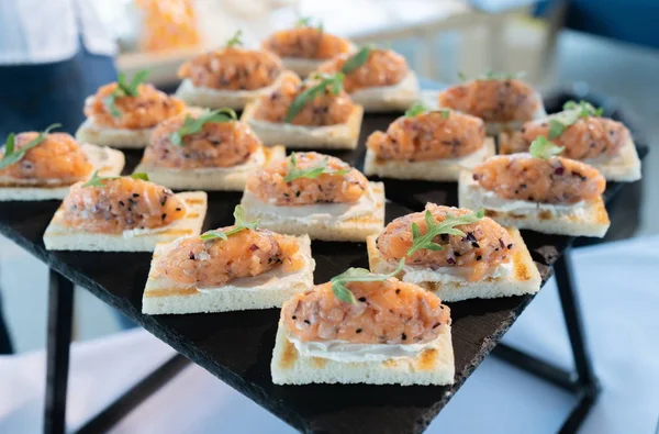 Tavolo festivo con una varietà di snack . — Foto Stock