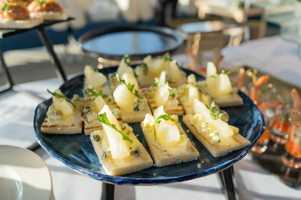 Tavolo festivo con una varietà di snack . — Foto Stock