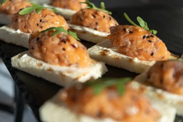 Festtafel mit verschiedenen Snacks. — Stockfoto