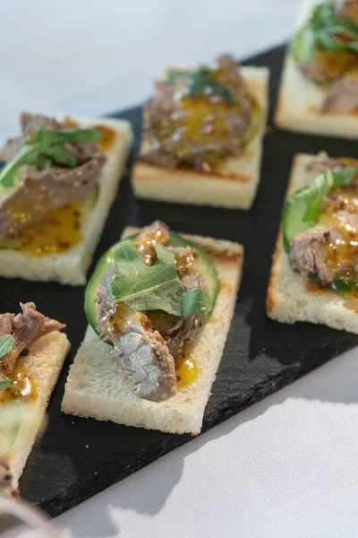 Festtafel mit verschiedenen Snacks. — Stockfoto