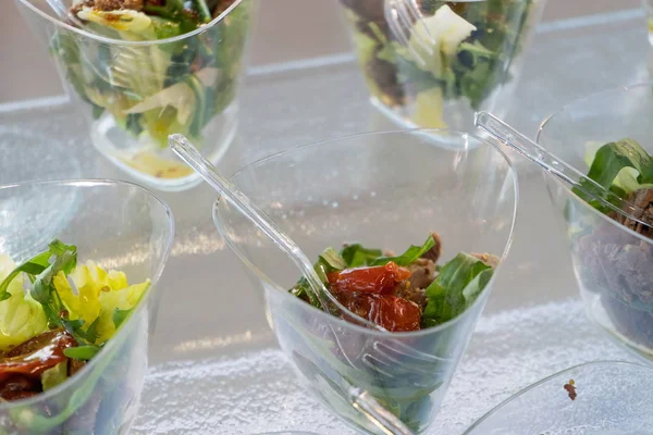 Feestelijke tafel met allerlei hapjes. — Stockfoto