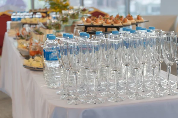 Feestelijke tafel met allerlei hapjes. — Stockfoto