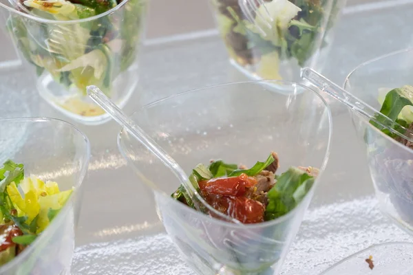 Mesa festiva con una variedad de aperitivos . —  Fotos de Stock