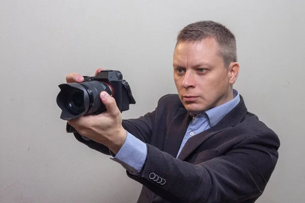 Młody Kamerzysta Fotograf Nagrywa Wideo Lub Robi Zdjęcie Przed Kamerą — Zdjęcie stockowe