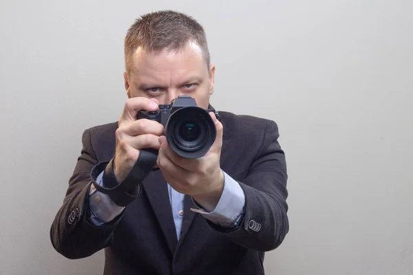 Młody Kamerzysta Fotograf Nagrywa Wideo Lub Robi Zdjęcie Przed Kamerą — Zdjęcie stockowe
