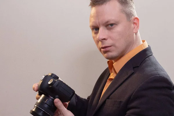 Jonge Mannelijke Videocamera Fotograaf Maakt Video Maakt Een Foto Camera — Stockfoto