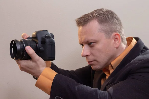 Jovem Cameraman Vídeo Masculino Fotógrafo Filma Vídeo Tira Uma Foto — Fotografia de Stock