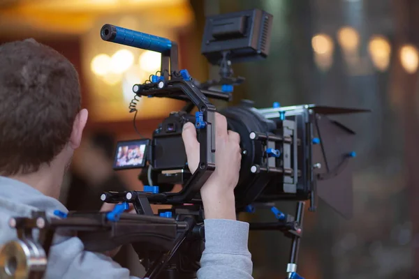 Młody Kamerzysta Fotograf Nagrywa Wideo Lub Robi Zdjęcie Przed Kamerą — Zdjęcie stockowe