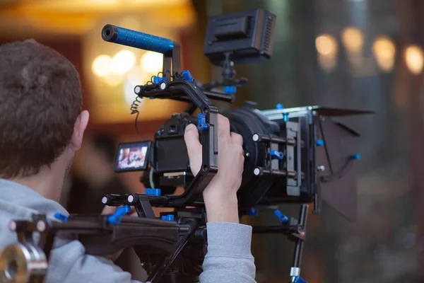 Junger Männlicher Videokameramann Fotograf Schießt Videos Oder Macht Ein Foto Stockfoto