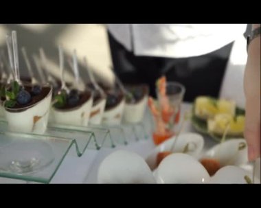 Şenlik masasını lezzetli yemeklerle süsleyin.