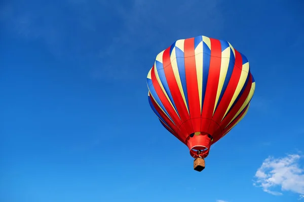 Globo Aerostático Volando Alto Cielo Muy Azul —  Fotos de Stock