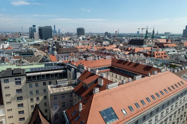 在阳光明媚的夏日 从奥地利首都维也纳的圣斯蒂芬大教堂的塔楼眺望 — 图库照片