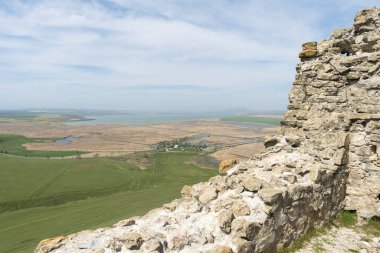 Romanya 'nın Dobrogea kentinde bulutlu bir günde antik Enisala Kalesi harabeleri Heracleea Kalesi olarak da anılır.