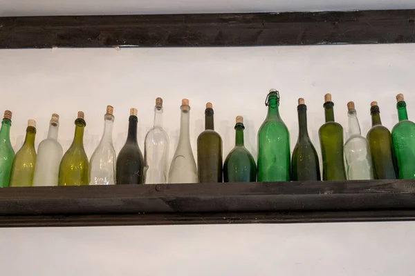 Vários Tipos Garrafas Vinho Cheias Diferentes Tipos Vinho Velho — Fotografia de Stock