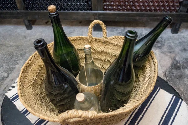 Vários Tipos Garrafas Vinho Cheias Diferentes Tipos Vinho Velho — Fotografia de Stock