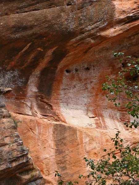 포크의 세도나 아리조나 북쪽에 절벽의 얼룩진된 바위의 자연적인 — 스톡 사진