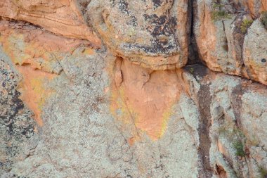 Apache iz Arizona'da Roosevelt gölün batısında bulunan renkli kayaçların doğal soyut resim.
